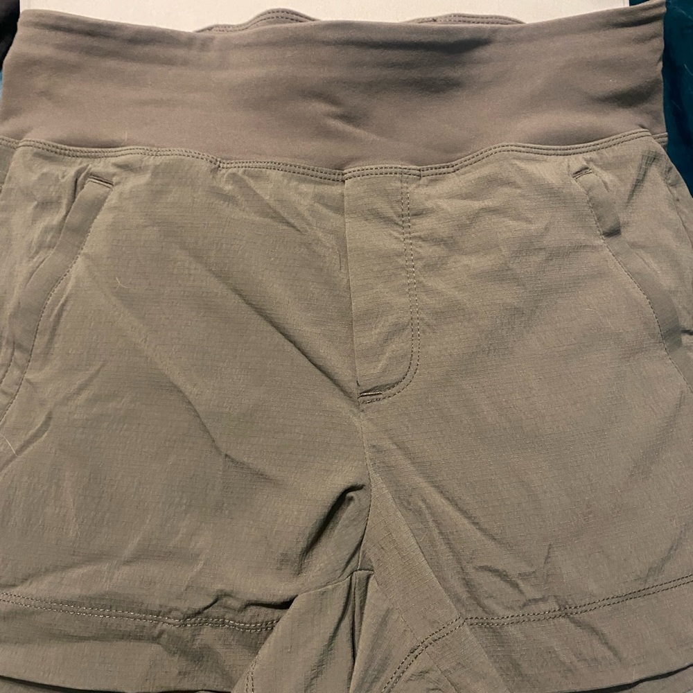 Athleta Trekkie North Short Size 8